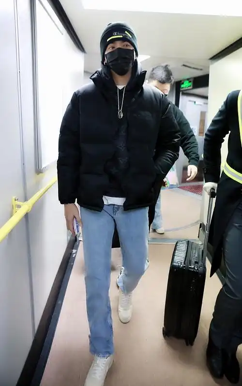 吴亦凡黑色look潮酷帅气机场照图片