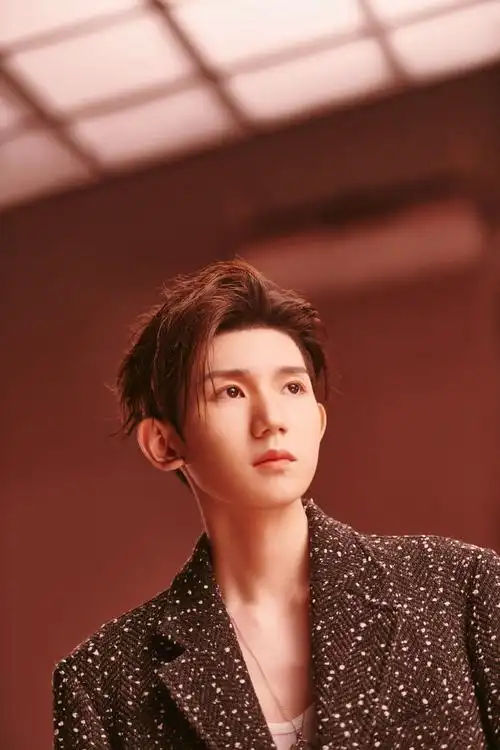 在王源2021年的杂志采访中,"自然"这个词拥有极高的浓度,但无论是行为