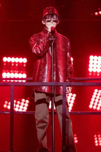 易烊千玺成人礼公布手机屏保,只有八个字