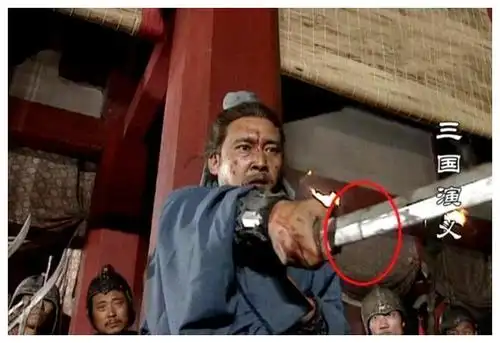 三国演义中的穿帮镜头群演乱入烟头乱丢面包车穿越