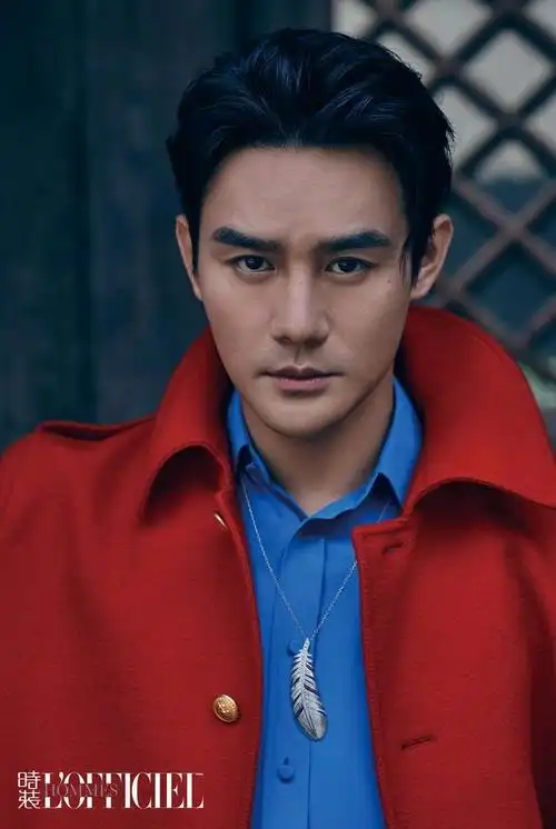 王凯最新封面大片,一袭红风衣现身复古庭院,尽显儒雅绅士风度