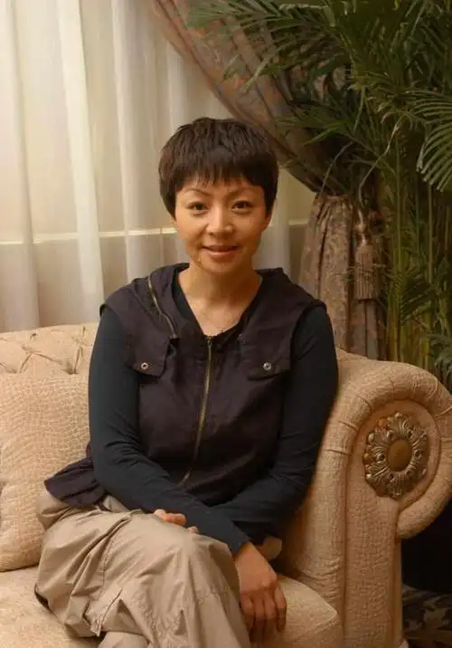 曝宋丹丹每天逛日坛公园!多套千万豪宅曝光,留寸头面容西像男性