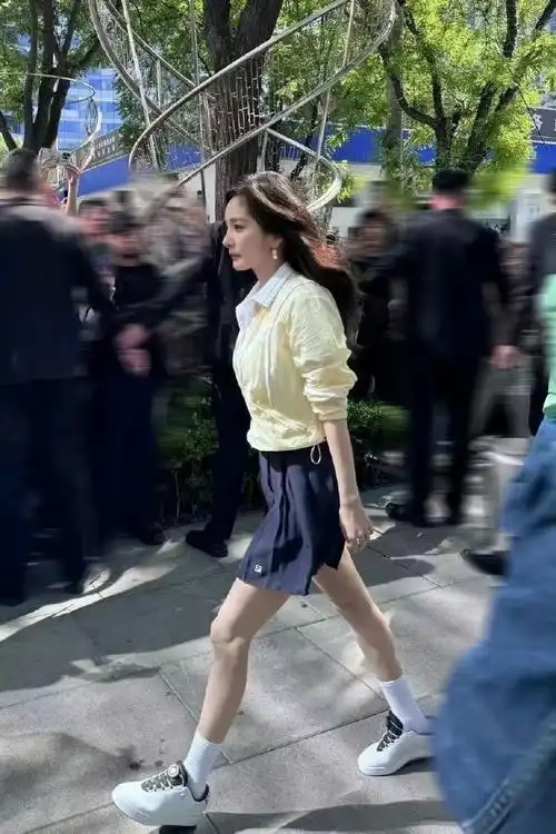 杨幂的穿搭有点凡尔赛了##杨幂运动风女大