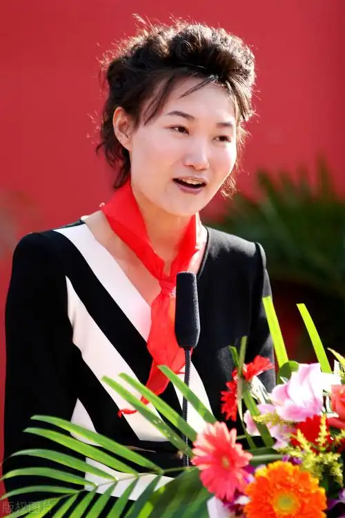 央视主持李梓萌戴头套14年被嘲贷款上班43岁仍旧单身