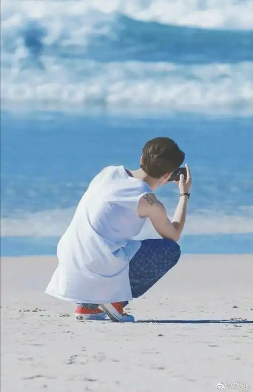 黄明昊超话#黄明昊图片#分享背影图片这是背影杀手吗?这么帅