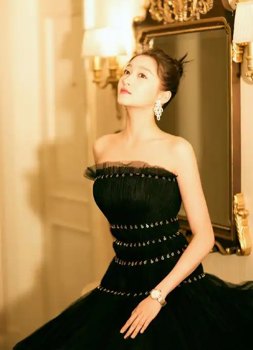 关晓彤和父母亮相机场,网友:大牌包被她背成那样还真尴尬!