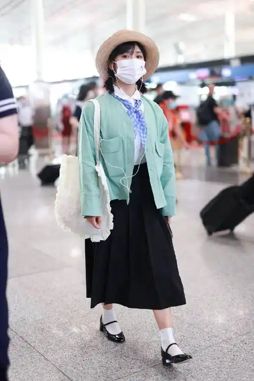 沈月美美晒机场照,评论区:减一下肥谢谢沈月_上镜_生活_体重