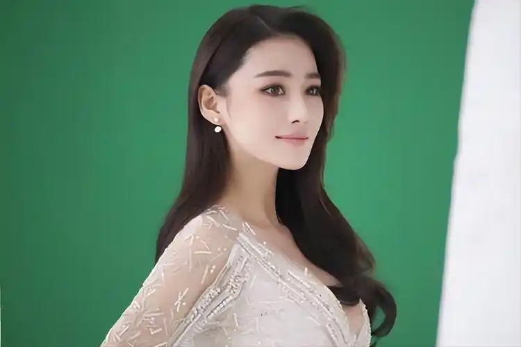 回顾张馨予夫妇恩爱游玩丽江何捷蹲地为老婆拍照女儿留在家