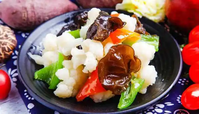 菜花炒木耳1,菜花掰成小朵,洗净.泡发的木耳适量.