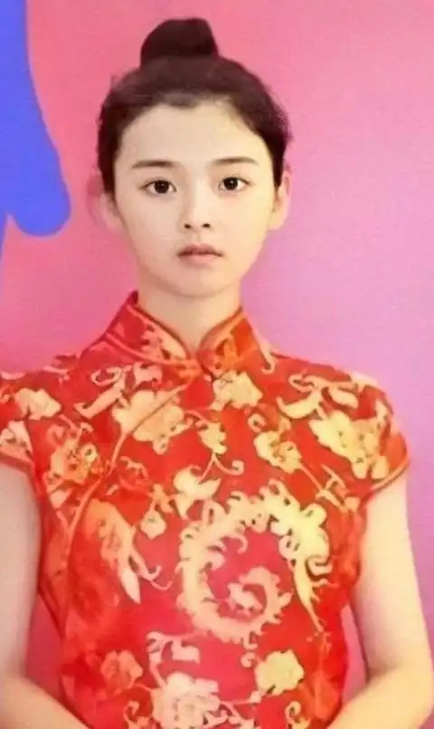 杨超越旧照曝光,18岁当礼仪小姐清纯稚嫩,网友:从小美到大