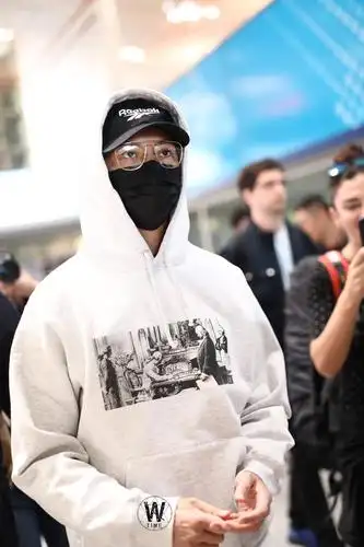 陈伟霆机场饭拍 北京巴黎白色卫衣  黑色运动裤 黑色棒球帽 金色