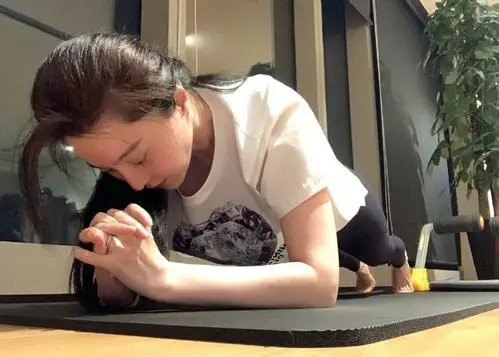 范冰冰晒健身照秀s曲线