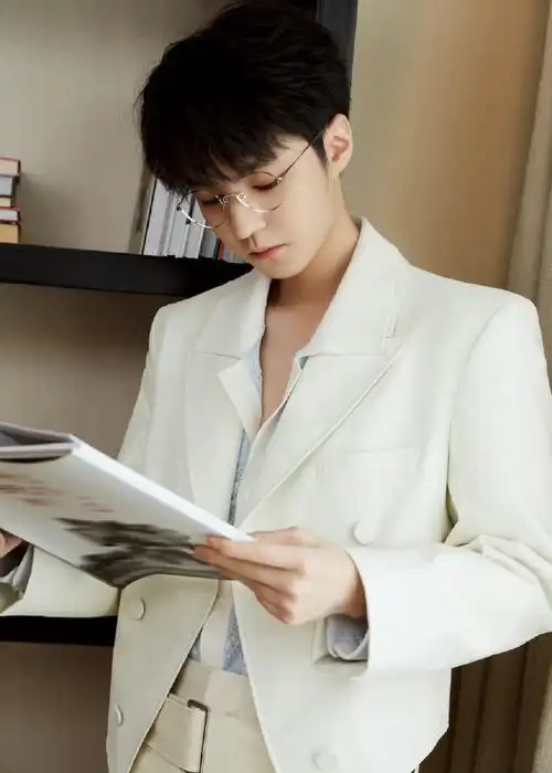 王俊凯白色西服眼镜造型##王俊凯的衬衣领