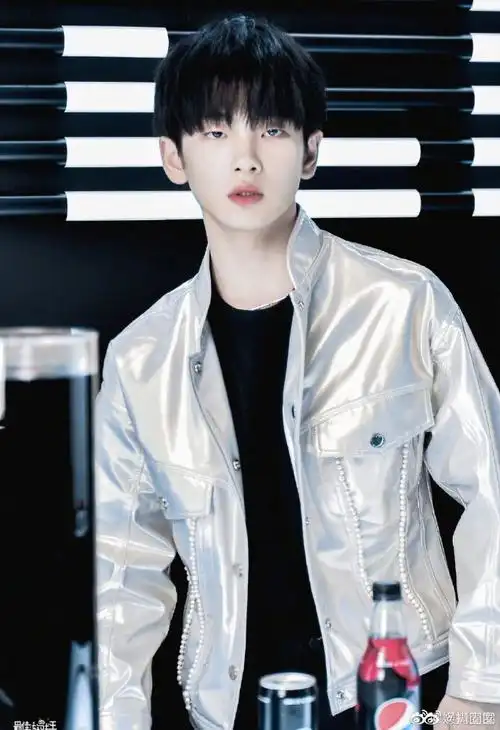 周震南戴双眼皮眼镜