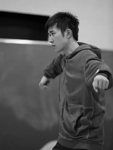 易烊千玺穿卫衣练舞元气满满舞房挥洒汗水超级努力