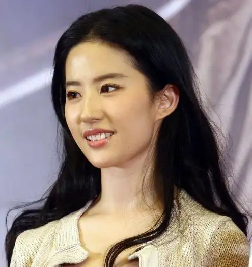 如果大家有了解新媒体,你会发现每隔一段时间,"刘亦菲年轻旧照"话题