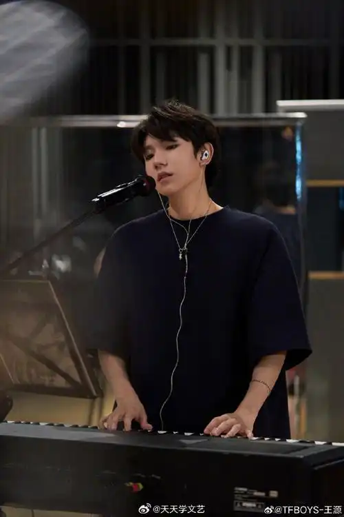 tfboys-王源发文说"大合练中 看了照片 感觉自己又年轻了 广州见!