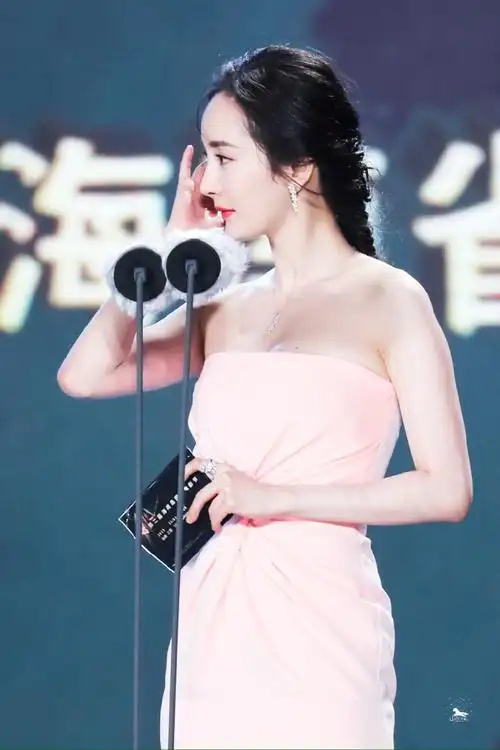 杨幂新片入围海南岛国际电影节#幂姐在2019年就获得过"金椰奖"提名