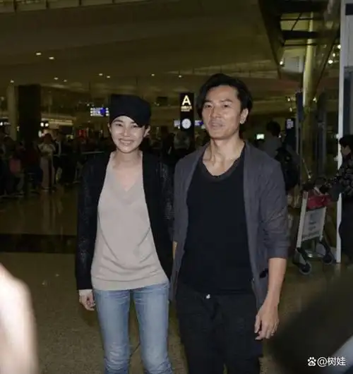 郑伊健夫妇现身日本机场50岁蒙嘉慧素颜仍美丽夫妻俩长居当地