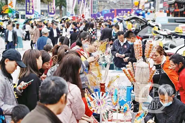50个后备箱集市摊位一字排开!二郎街道彩云街市开街