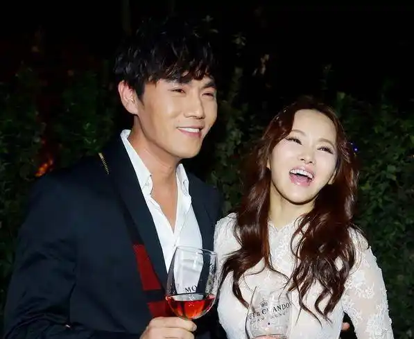 伊能静晒与秦昊合照,称和老公相处靠撒娇,二人差10岁感情仍甜蜜_事情