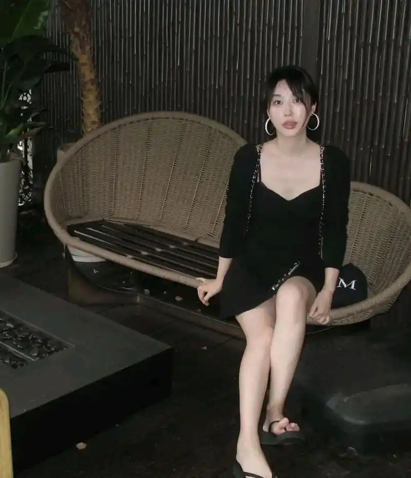 黄晓明前女友李菲儿晒自拍照片,白皙的衣服在昏暗的灯光下熠熠生辉,哪