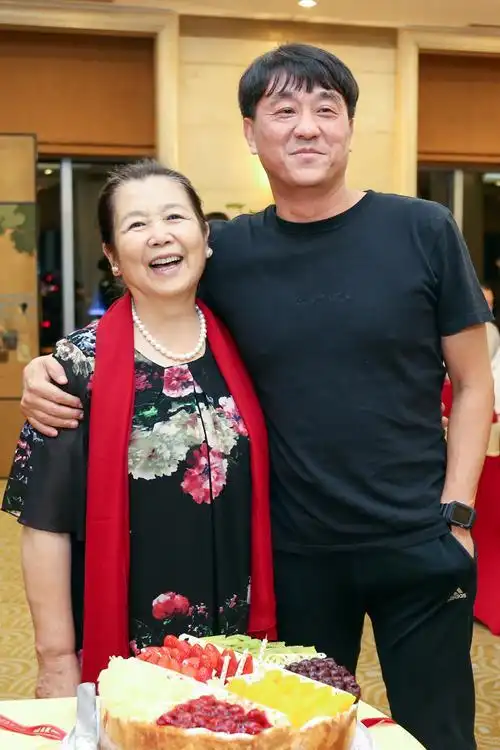 李文玲献教科书式演技 与何冰戏里戏外"一家亲"