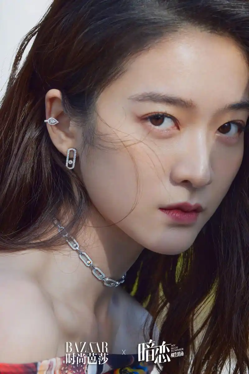 张雪迎写真,一袭吊带花裙,姿态优雅,时尚俏丽