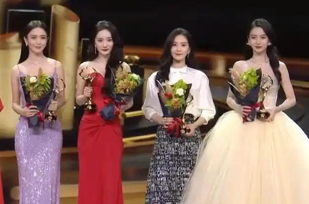 胡歌左边刘亦菲右边杨幂!