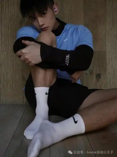 黑皮白袜体育生诱惑力100分