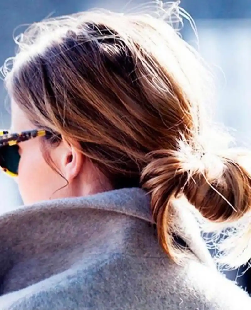 丸子头这样扎,温柔又知性,让你背影也很美 丸子头依然很流行,只不过