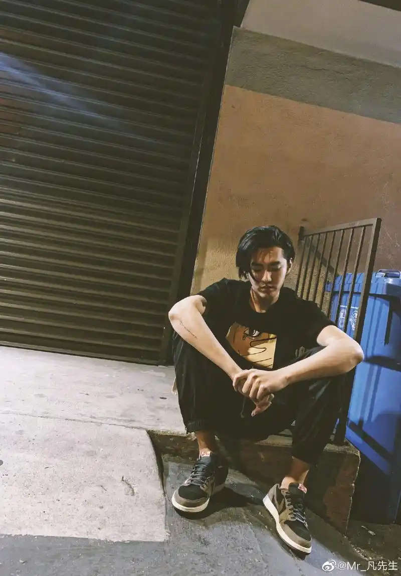 组图:真的瘦了!吴亦凡晒近照 下巴尖尖重回小v脸减肥见成效