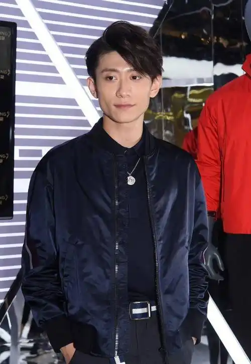 痞帅痞帅的张一山,穿搭起来"硬汉"魅力十足,胜过小鲜肉_时尚_黑色