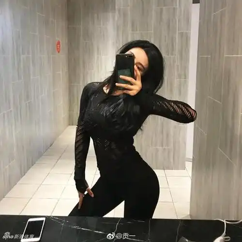 健身网红热辣自拍大秀马甲线