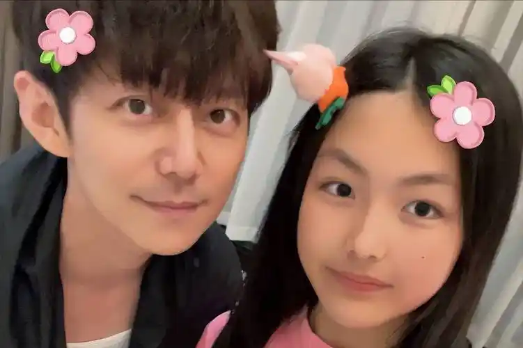 王诗龄与何炅聚餐,一家三口分头走,李湘背影孤单比王岳伦还壮实_女儿