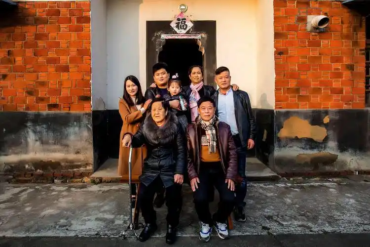 难舍老宅,大缪率一家三代人与老爸老妈在老宅前留影.