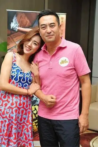 张嘉译变身"潮浪贱" 与王晓晨上演大叔萝莉恋