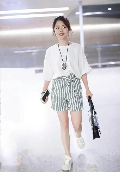 谭松韵出席活动复古黑丝绒连衣裙搭配马丁靴尽显温柔与性感