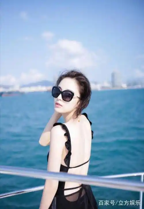 古力娜扎曝光罕见海边度假照白皙美背和修长长腿十分吸睛