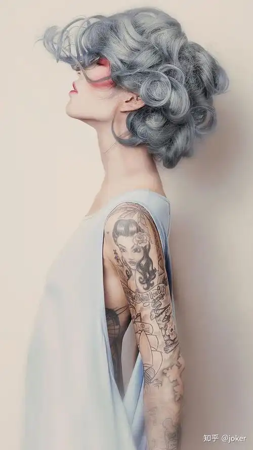 qq音乐cheapthrills锁屏壁纸那个头发灰灰的侧臂纹身的那个女生的图