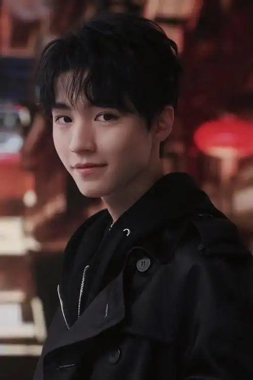 王俊凯同款风衣图片(王俊凯宣传重庆汉堡,黑风衣配帽衫酷帅,新造型