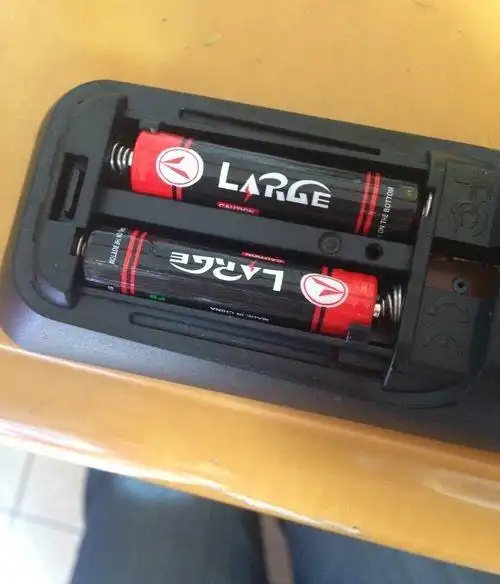 电池仓里同样也有提示02电池都有一个正负极这就是正确安装电池的要点