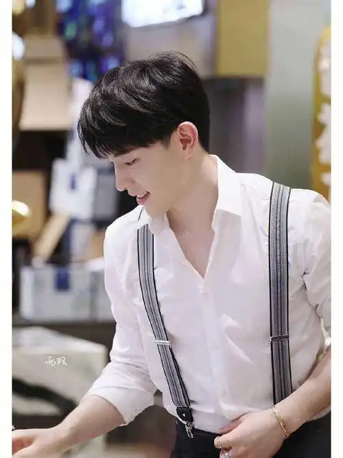 还得是咱伦伦,多么干净帅气的大男孩#穿白衬衫最好看的男明星 #邓伦