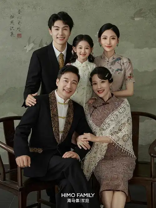 我们或多或少都有被照片触发过往回忆而获得治愈的瞬间,而全家福一定