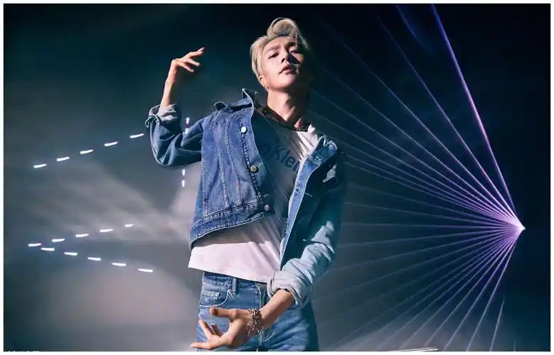 张艺兴第三季ck内衣广告太撩人_海报_河狸_腹肌