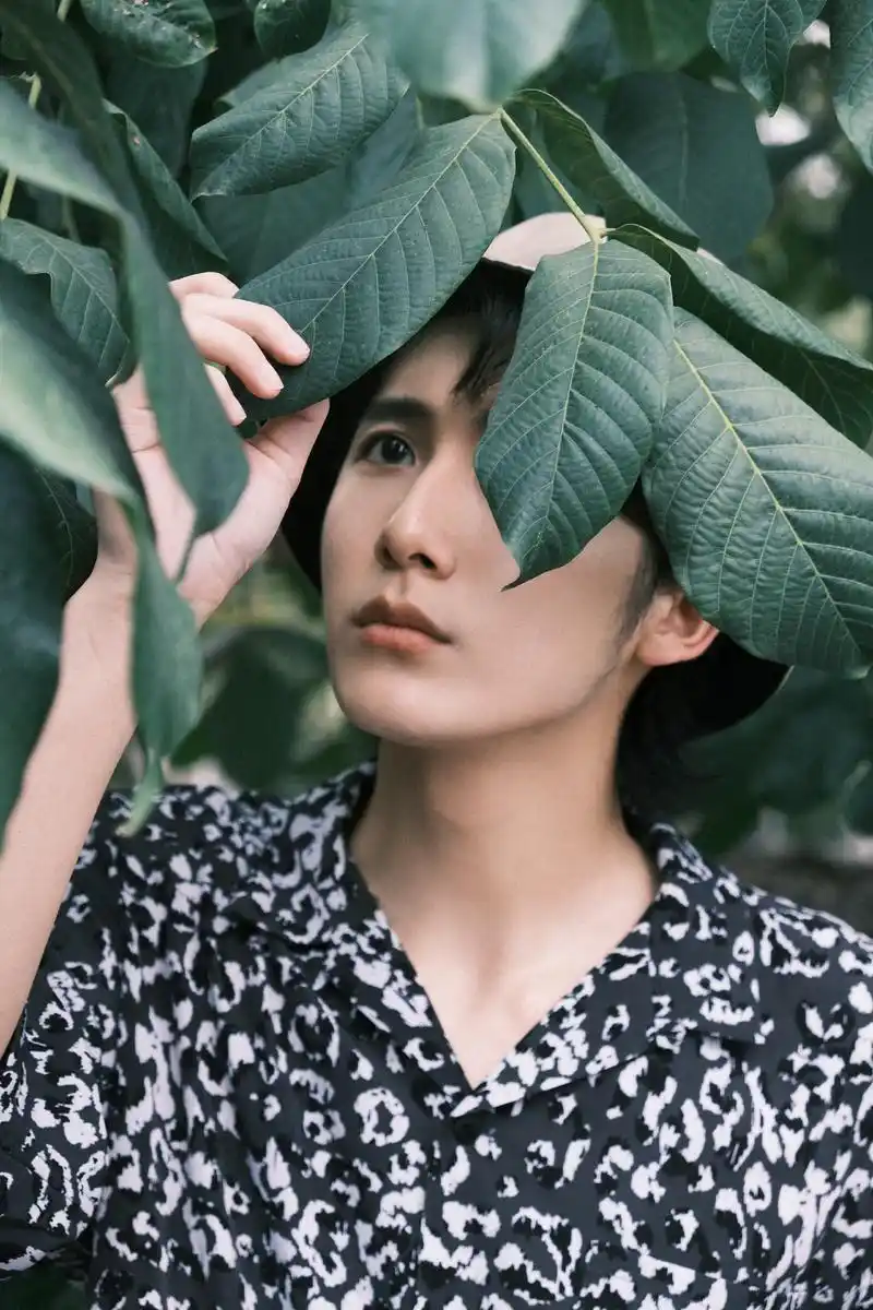 心动向狙击棋魂男主郝富申演技获赞港风写真戏内外诠释反差萌