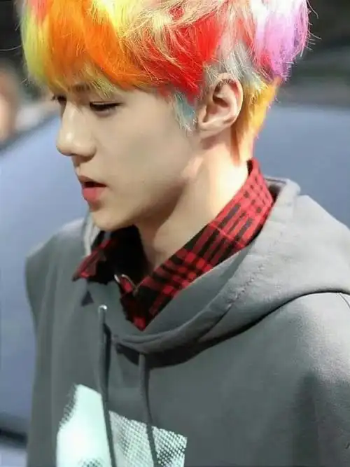 彩虹鹦鹉头时期的67吴世勋