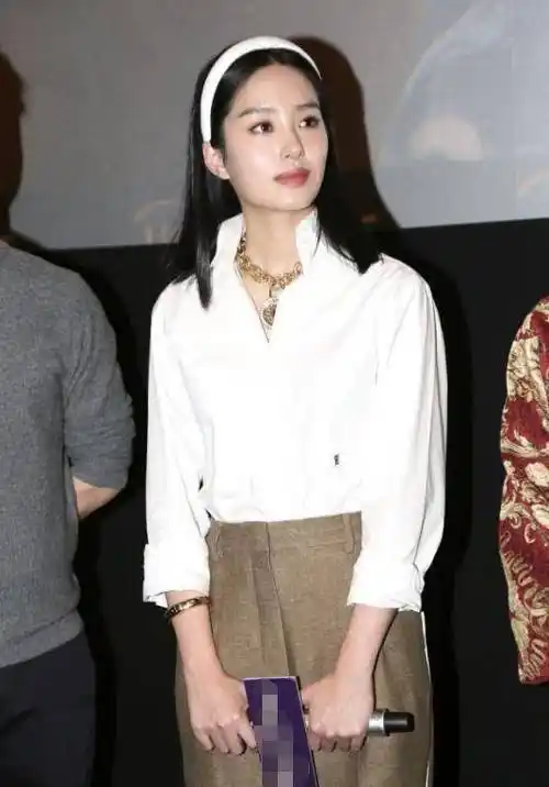 冯女郎杨采钰现身路演,复古"阔腿裤"凹出黄金比例,美呆了_经典_气质