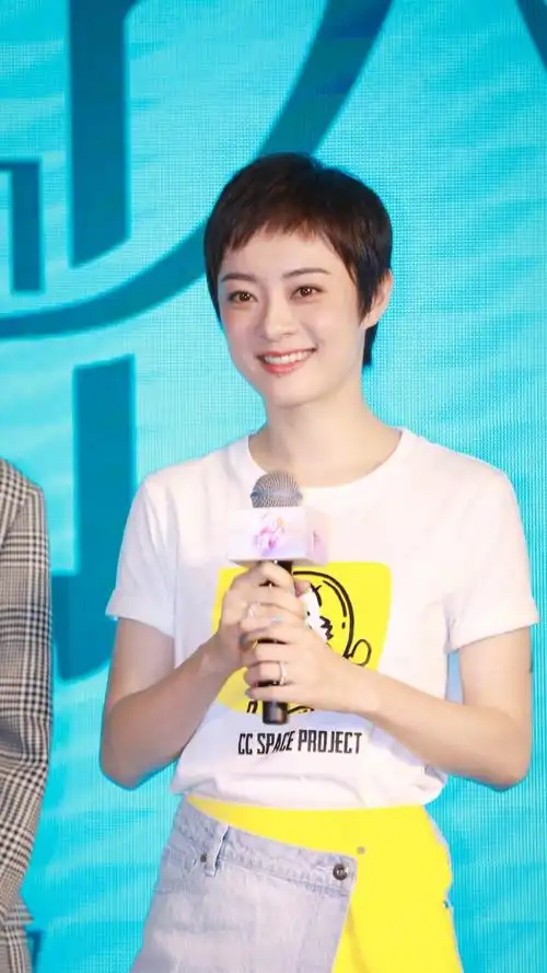 孙俪卡通白t加超短裙哪里像是有两个孩子的人