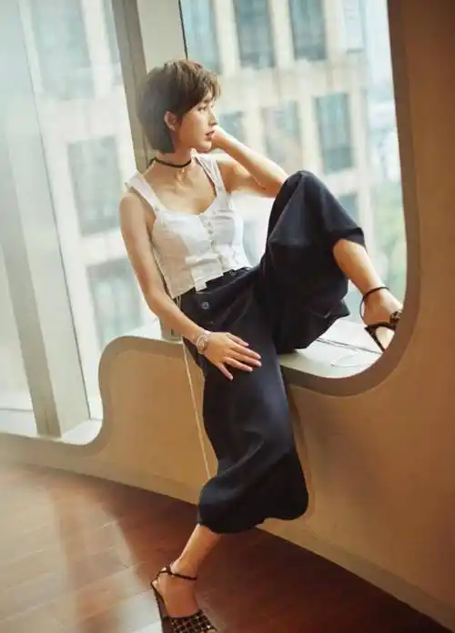 36岁张俪也开始装美,穿白色吊带扮小姑娘,短发清新秒变初恋女友